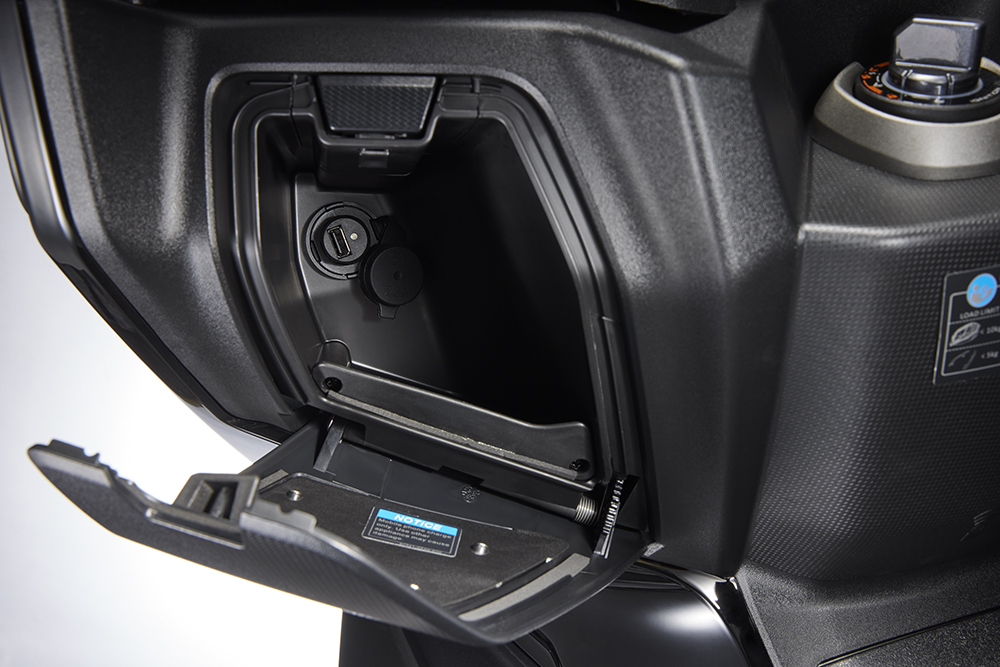 Θύρα USB 12V στον αποθηκευτικό χώρο κάτω από το τιμόνι